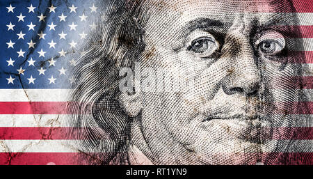 Flagge von Amerika mit alten grunge Textur und Portrait von Benjamin Franklin auf hundert Dollar Nahaufnahme Stockfoto