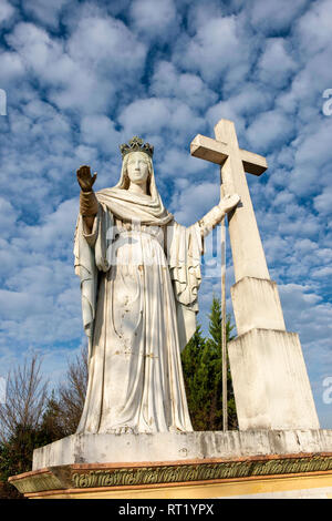 Statue de la Vierge Marie et Croix surplombant la ville Historique de Moissac, Tarn-et-Garonne, Frankreich 82 Europa Stockfoto