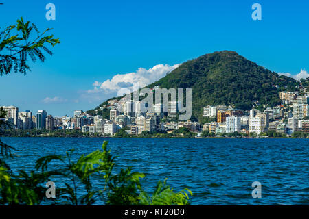 Luxus statt der Lagune. Lage in Rodrigo de Freitas Lagune in Brasilien, die Stadt von Rio de Janeiro. Entdecken Sie die Schönheit des Landes. Stockfoto