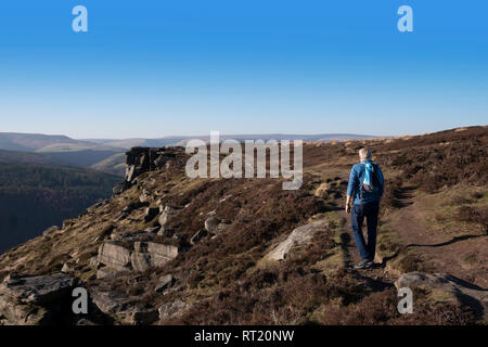 Ältere männliche mit gesunden, aktiven Ruhestand, entlang Bamford Rand im Peak District National Park, UK, entlang Weg zur Klippe. Stockfoto