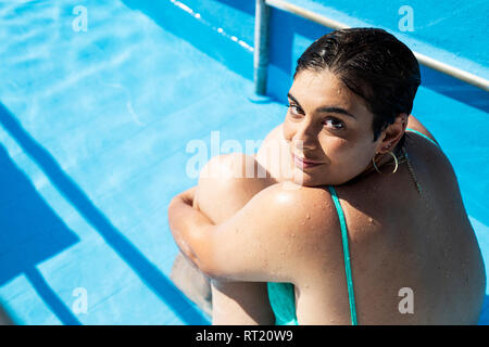 Portrait von Inhalt junge Frau Entspannen im Schwimmbad Stockfoto
