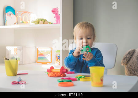 Portrait von Baby Mädchen spielen mit Cutter und Modelliermasse Stockfoto