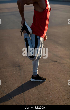 Passen Mann dehnen vor dem Training Stockfoto