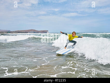 Chile, Arica, junge Surfen im Meer Stockfoto