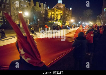 Leute zahlen ihren Respekt ermordeten Bürgermeister von Danzig, Pawel ottar, einen Monat nach Pawel Ottar auf der Bühne in Danzig, Polen erstochen wurde. Februar Stockfoto