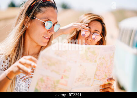 Zwei junge Frauen auf roadtip Orientierung mit Karte Stockfoto