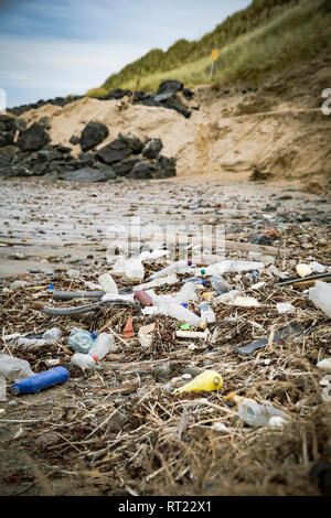 Dänemark, Nordjütland, Kunststoff Verschmutzung am Strand Stockfoto