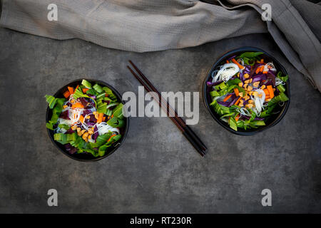 Zwei Schüsseln aus Glas Nudelsalat mit Gemüse und Erdnüsse Stockfoto