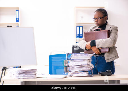 Schwarze weibliche Mitarbeiter mit übermäßiger Arbeit unzufrieden Stockfoto