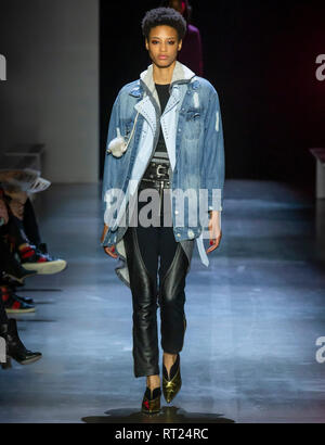 New York, New York - 10. Februar 2019: Janaye Furman geht der Start- und Landebahn bei der Generalprobe für die prabal Gurung Herbst Winter 2019 Modenschau Stockfoto