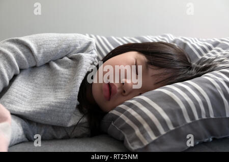 Kind Mädchen schlafend auf dem Bett Stockfoto