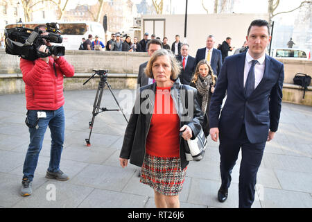 Geraldine Finucane, die Witwe des ermordeten Belfaster Rechtsanwalts Pat Finucane, trifft vor dem höchsten Gericht des Vereinigten Königreichs vor dem Obersten Gerichtshof in London ein, das über einen Antrag der Familie, Dies stellt die Entscheidung der Regierung in Frage, keine öffentliche Untersuchung über den paramilitärischen Mord an dem Anwalt im Jahr 1989 einzuleiten, sondern Sir Desmond de Silva zu beauftragen, eine unabhängige Überprüfung der Umstände des Mordes durchzuführen. Stockfoto