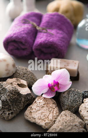 Spa und Wellness. Spa Produkte in natürlichen Umgebung mit orchideenblüte. Spa Behandlung Stockfoto