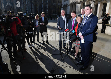 Geraldine Finucane, die Witwe des ermordeten Belfast Anwalt Pat Finucane, durch ihre Söhne Johannes (rechts) und Michael (zu Ihrer Linken) mit Reportern vor dem Obersten Gericht in London spricht begleitet, nach der Familie, dem Obersten Gerichtshof Herausforderung über die Entscheidung nicht eine öffentliche Untersuchung in seine Tötung zu halten, verlor, gewann jedoch eine Erklärung, dass eine effektive Untersuchung in seinen Tod wurde nicht durchgeführt. Stockfoto