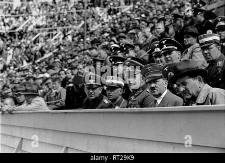 Olympischen Sommerspiele 1936 - Deutschland, Drittes Reich - Olympische Spiele, Olympische Sommerspiele 1936 in Berlin. Reichskanzler Adolf Hitler während der Wettkämpfe - unter den Zuschauern. Bild Datum August 1936. Foto Erich Andres Stockfoto