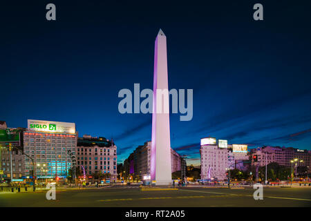Buenos Aires, Argentinien - 15. August 2016: Nachtansicht der Obelisk (El Obelisco), das bekannteste Wahrzeichen in der Hauptstadt. Stockfoto