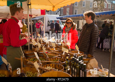 Saffron Walden, Essex England UK. Markt am Samstag auf dem Marktplatz. Feb 2019 Der traditionelle Markt am Samstag in Saffron Walden Stockfoto