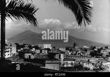 Erich Andres / Erich Andres - Italien, Italia, Neapel, Napoli, Vesuv, Vesuvius, Geschichte, historische, 1950er Jahre Italien - Santa Lucia. Ansicht von Neapel mit dem Vesuv (rechts) und dem Monte di Somma (links). Stockfoto