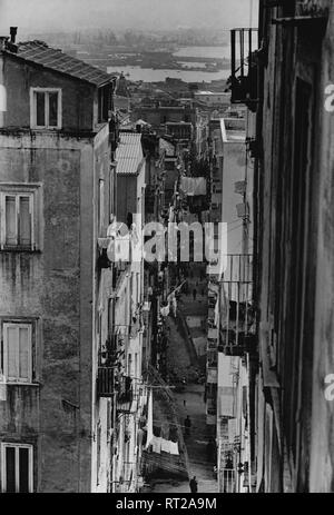 Erich Andres / - Kleine Gasse in Neapel, Santa Lucia Viertel, 1950er Jahre. Foto von Erich Andres. Erich Andres - Italien, Italien, Neapel, Napoli, Santa Lucia, Geschichte, historische, 1950er Jahre Italien - Neapel, Treppenstraße von Santa Lucia, von der Höhe des Hügel San Martin. Selten, daß in this Gassenenge ein Sonnenstrahl fällt, und wenn, dann nur für eine knappe Stunde am Tage. Stockfoto