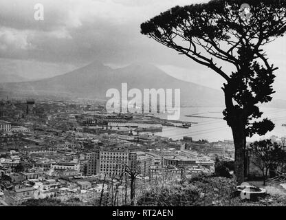 Erich Andres / Erich Andres - Italien, Neapel, San Martin, Geschichte, historische, 1950er Jahre Italien - Neapel - Blick in Neapel von San Martino. Stockfoto