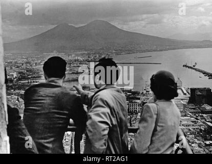 Erich Andres / Erich Andres - Italien, Neapel, San Martin, Port, Geschichte, historische, 1950er Jahre Italienisch - Blick vom Hügel San Martino in den Hafen und die Stadt Neapel und den Vesuv. Stockfoto