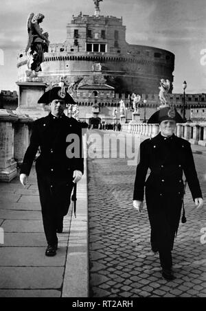 Reisen nach Rom - Italien 1950 s-Gendarmerie des Staates der Vatikanstadt Überquerung der Hl. Engel Brücke. Im Hintergrund das Castel Sant Angelo in Rom. Genadrmen auf der Engelsbrücke, im Hintergrund die Engelsburg in Rom, Italien. Bild Datum 1954. Foto von Erich Andres Stockfoto