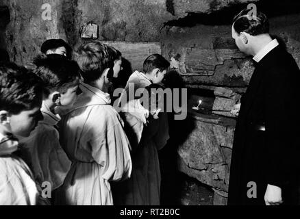 Reisen nach Rom - Italien 1950 - Schweizer Chorknaben besucht die Domtilla Katakomben in Rom. Schweizer Chorknaben in der Höhle der Domitilla Katakomben in Rom, Italien. Bild 1954 von Erich Andres. Stockfoto