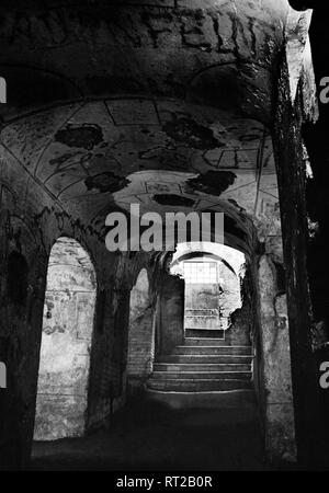 Erich Andres / - Blick auf Flavi Veranda, Domtilla catacombe in Rom, 1950. Foto von Erich Andres Erich Andres - Italien, Italia, Rom, Roma, Geschichte, Historische, 1950er Jahre, Katakomben, Domitilla, Catacombe di Santa Domitilla Italienisch - Sterben Vorhalle der Flavi in den Domitilla-Katakomben in Rom an der Via Ardeatina, der älteste ehemals heidnische Teil des unterirdischen Friedhofes, ist mit prächtigen altchristlichen und symbolischen Malereien geschmückt, deren Farbigkeit auch heute überraschend lebendig ist (1. Jhdt). In den Nischen zu Nummern-oper Seiten des Gewölbes standen die Sarkophage. Im 2. Jhdt. e Stockfoto