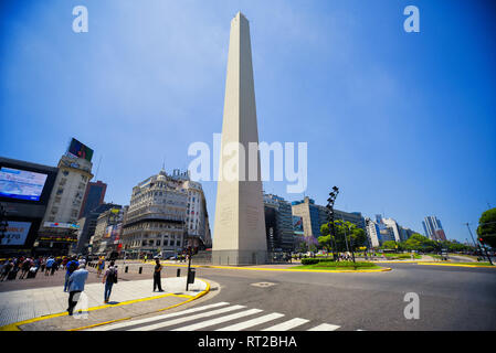 Buenos Aires, Argentinien - 29 Nov, 2016: Der Obelisk (El Obelisco), die bekannteste Sehenswürdigkeit in der Capital Federal. Leute können auf foregrou gesehen werden. Stockfoto