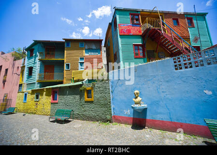 Buenos Aires, Argentinien - 29.November 2016: Farbenfrohe Gebäude von caminito Straße im Viertel La Boca, Buenos Aires, Argentinien. Stockfoto