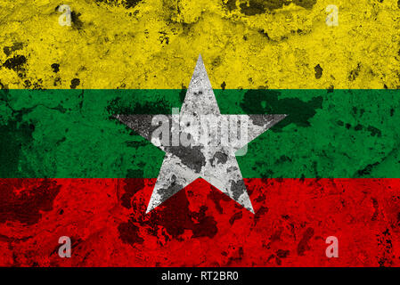 Myanmar Flagge auf alte Mauer. Patriotische grunge Hintergrund. Nationalflagge von Myanmar Stockfoto
