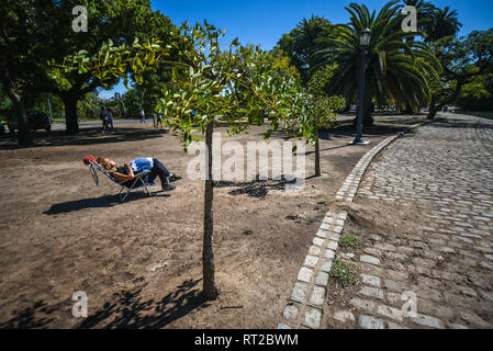 Buenos Aires, Argentinien - 1 Apr, 2017: Eine Frau wird ein Sonnenbad im Palermo Woods städtischen Park (Spanisch: Bosques de Palermo, Parque Tres de Febrero). Stockfoto