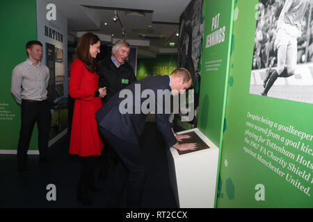 Der Herzog von Cambridge die Haende in der Besetzung der Pat Jennings, der ehemalige Torwart (Mitte) beobachtet, die Herzogin von Cambridge und Bildung und das Erbe manager Steven Garret, während ihres Besuchs in Windsor Park, Belfast im Rahmen ihrer zweitägigen Besuch in Nordirland. Stockfoto