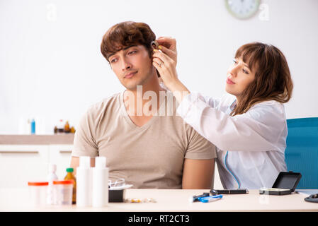 Patienten mit Hörproblem besuchen Arzt otorhinolaryngologist Stockfoto
