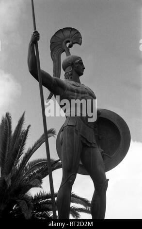 Spanien, Griechenland - Statue des siegreichen Achilles in Korfu, 1909 durch Johannes Götz erschaffen, 1950er Jahre. Statue des victorius Held Achilles in Korfu, 1909 von Johannes Götz, 1950er Jahre angelegt. Stockfoto