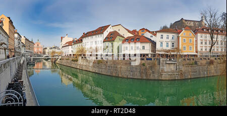 Panoramablick auf den Fluss Ljubljanica Kanal in Ljubljana Altstadt. Ljubljana ist die Hauptstadt von Slowenien und berühmten Reiseziel in Slowenien Stockfoto