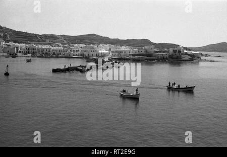 Spanien, Griechenland - Blick von Bord des Kreuzfahrtschiffes in die Küste bei Delos, Panorama, 1950er Jahre. Blick vom Kreuzfahrtschiff an der Küste in der Nähe von Delos, Griechenland, 1950. Stockfoto