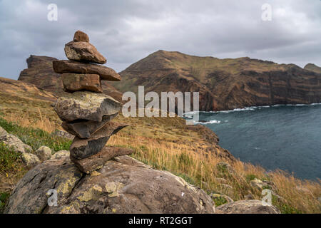 Steinmännchen, Halbinsel Ponta de Sao Lourenco, Madeira, Portugal, Europa | Cairn, Ponta de Sao Lourenco Halbinsel, Madeira, Portugal, Europa Stockfoto