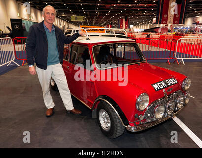 Alan Willcox posiert von seinen zweimotorigen Austin Mini Cooper S, an der 2019 London Classic Car Show. Stockfoto