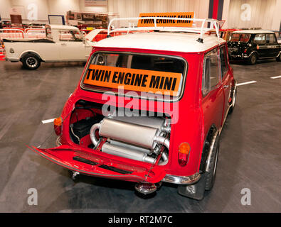 Rückansicht eines 1965, der Austin Mini Cooper S, die auf der 2019 London Classic Car Show. Übersicht der Auspuffleitung im Boot. Stockfoto