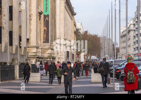 Menschen zu Fuß auf die Exhibition Road, South Kensington, London. Stockfoto