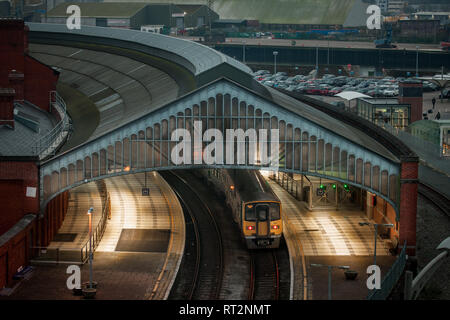 Die Stadt Cork, Cork, Irland. 27. Februar, 2019. Eine Ansicht von Kent Station, Kork als Intercity Zug an der Plattform für Ihre nächste Reise wartet. Stockfoto