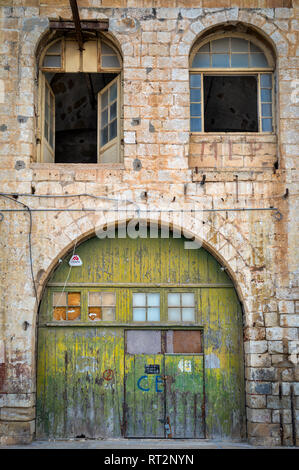 Altes Lagerhaus mit gewölbten Tür und Fenster Stockfoto