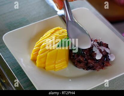 Süßer Klebreis mit Mango, thailändisches Dessert. Stockfoto