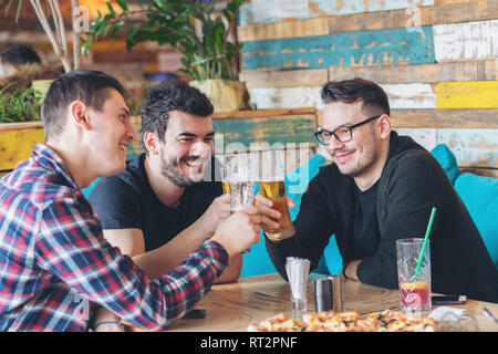 Glückliche Männer Freunden Bier trinken bei Brewery Bar Restaurant Stockfoto