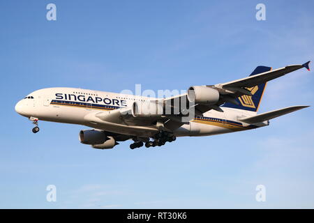 Singapore Airlines Airbus A380 9 V-SKN Landung in London Heathrow Flughafen, Großbritannien Stockfoto