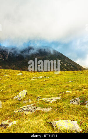 Schöne Berglandschaft mit Himmel und Wolken. rocky Herbst Landschaft malerischen Panoramablick Stockfoto