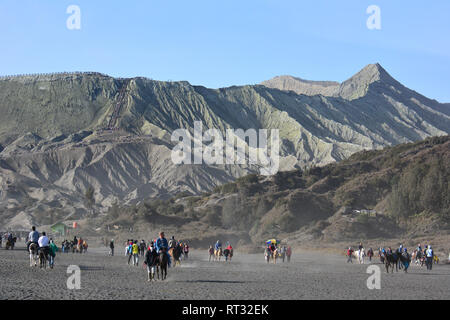 Mount Bromo (Gunung Bromo), ist ein aktiver Vulkan und Teil des Tengger massiv, in Ostjava, Indonesien. Stockfoto