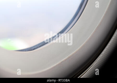 Die Fenster des Flugzeuges. Ein Blick auf die bullaugen Fenster an Bord eines Airbus für Ihre Reise Konzept oder Beifahrer-Transport Stockfoto