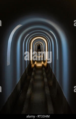 Arc Tunnel, verschiedene Farbe Licht im Inneren. Geheimnis Bohrung Stockfoto